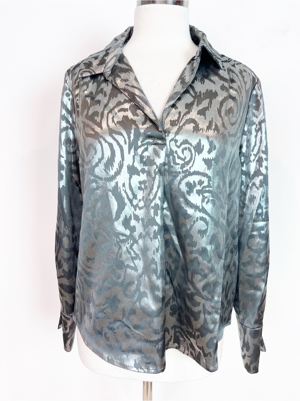 VINCE CAMUTO SILVER GRAY SHIMMERY PATTERN POPOVER BLOUSE WOMENS MEDIUM NWT